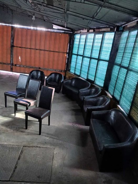 Mobilier : mese, canalpee, scaune