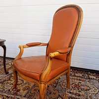 Старинно кожено кресло с изящни извивки. Внос Холандия