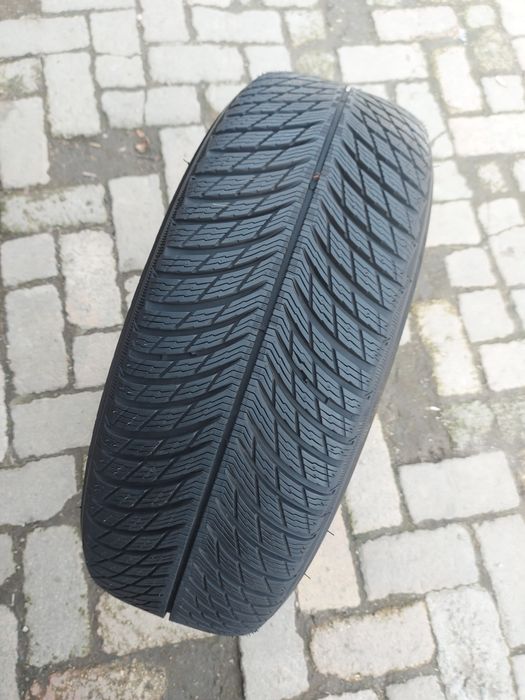 O bucată 225/60 R18 M+S iarnă - una Michelin Goodyear Yokohama