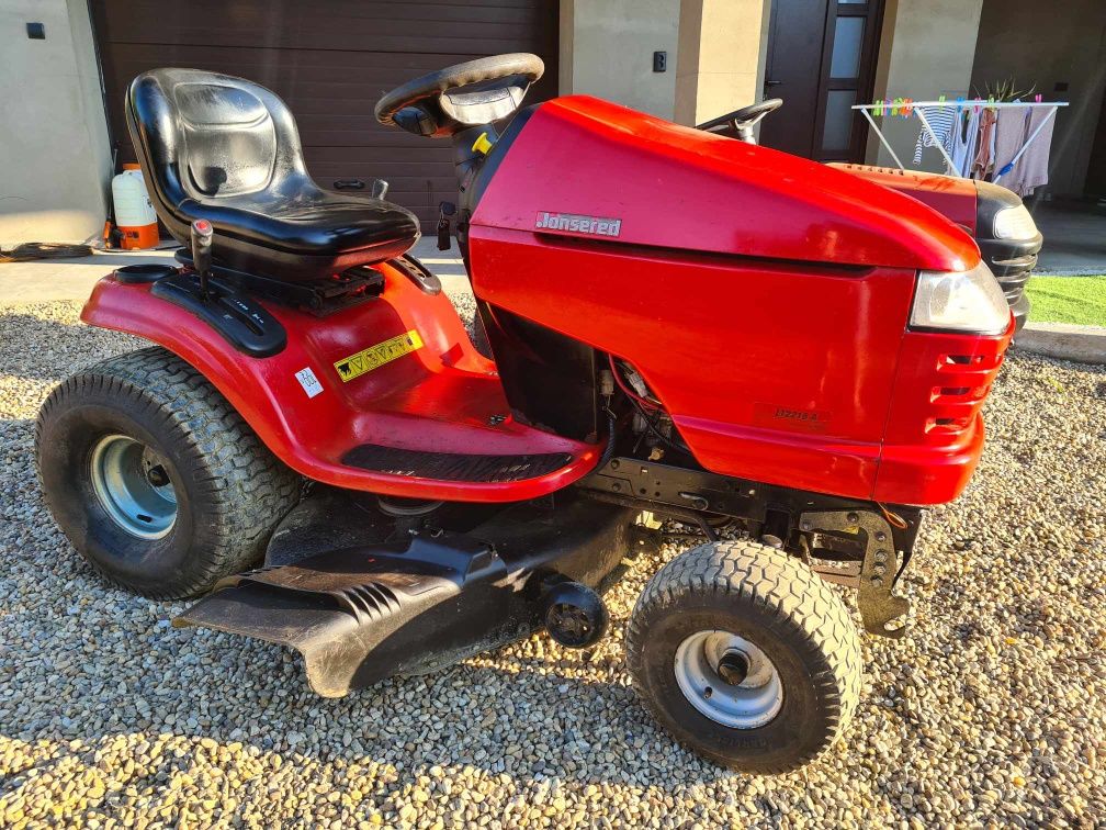 Vand tractoras de tuns iarba