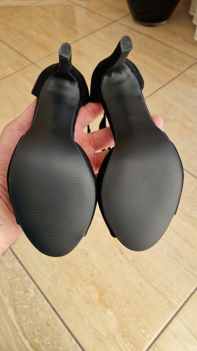 Sandale cu toc noi în cutie