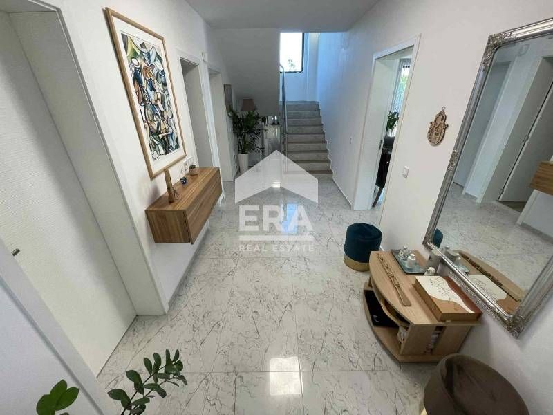 Триетажна обзаведена къща за продажба, с двор, басейн и 2 паркоместа,