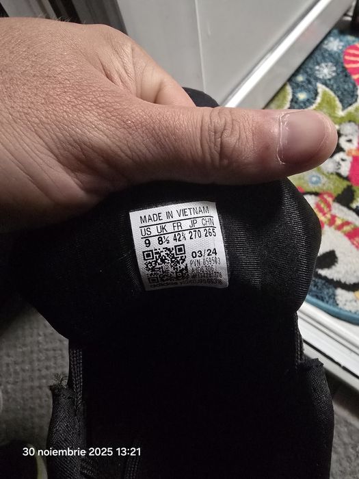 Adidasi Adidas purtați 2 ture