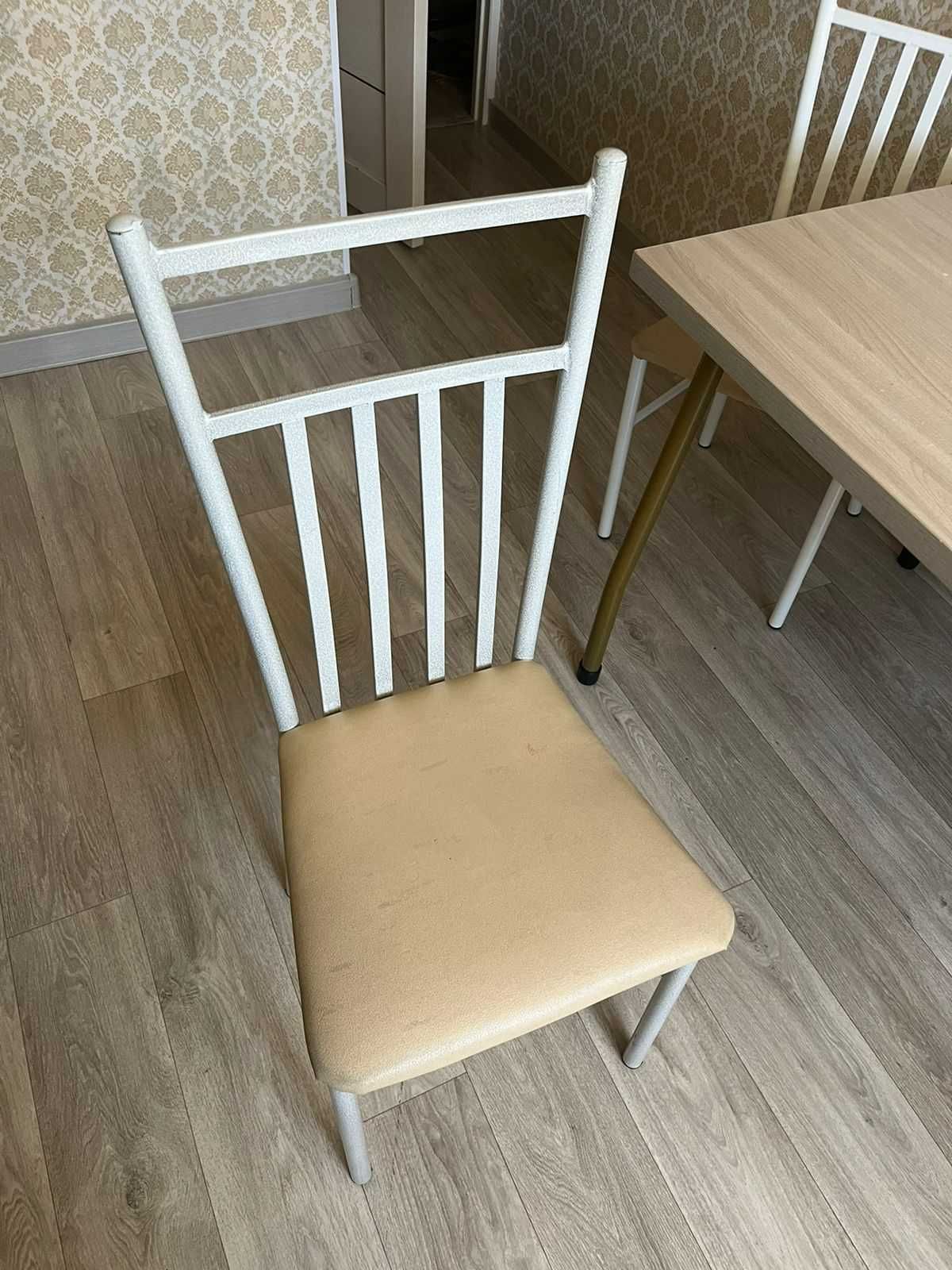 стол продается 4 стуля почти как новый