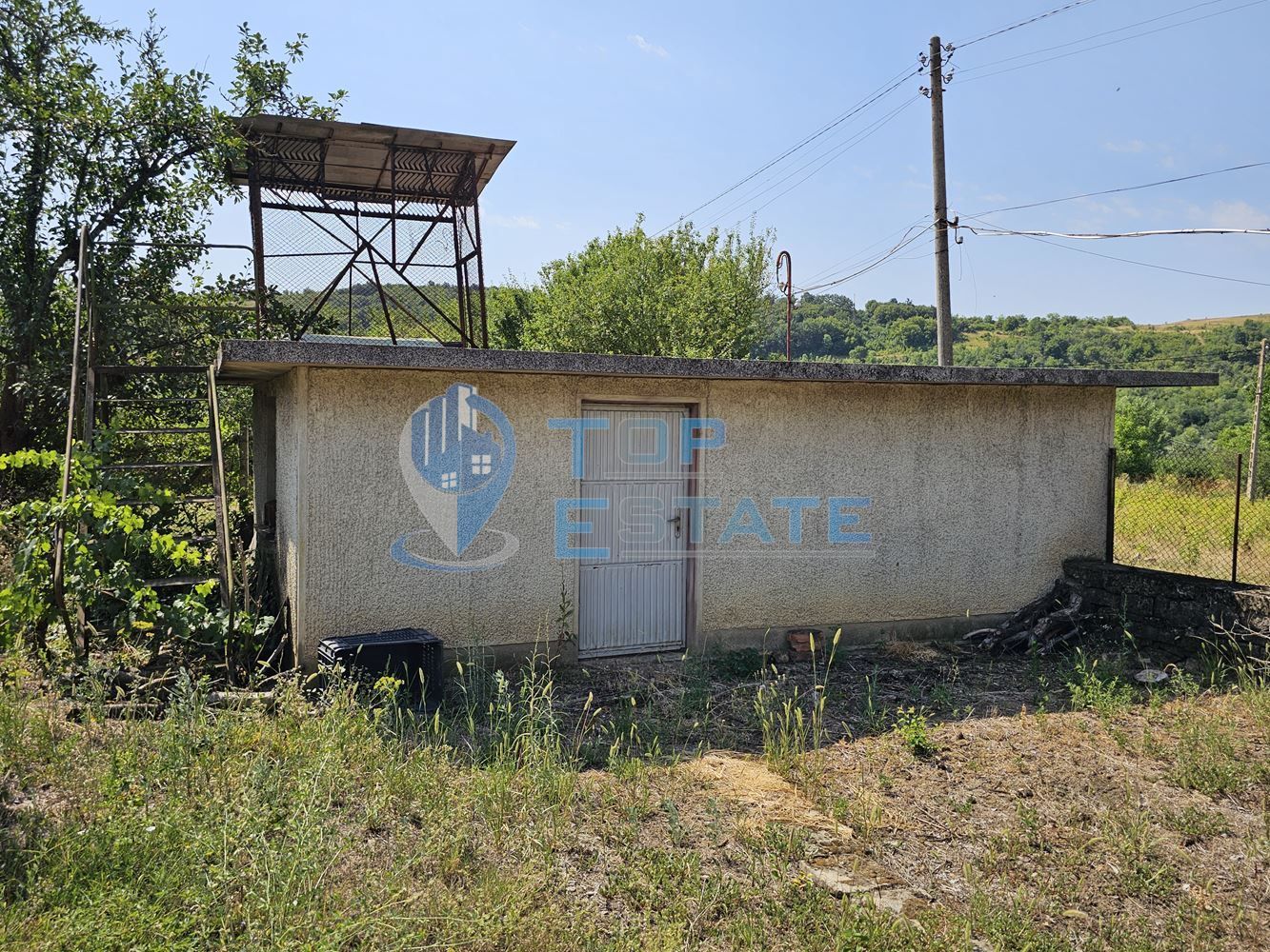 Двуетажна тухлена къща с гараж и голям двор в село Добромирка