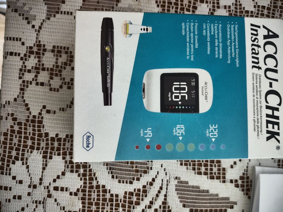 Vând apărat de glicemie accu-chek instant nou