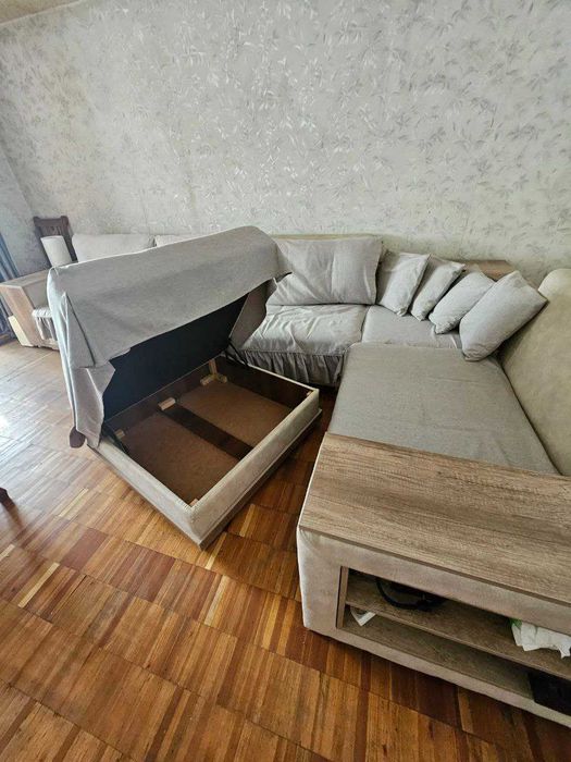 Гостиный уголок в хорошем состоянии с чехлом