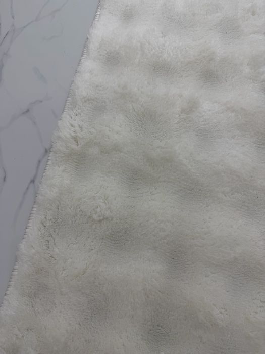 Чисто нов килим/пътека бял