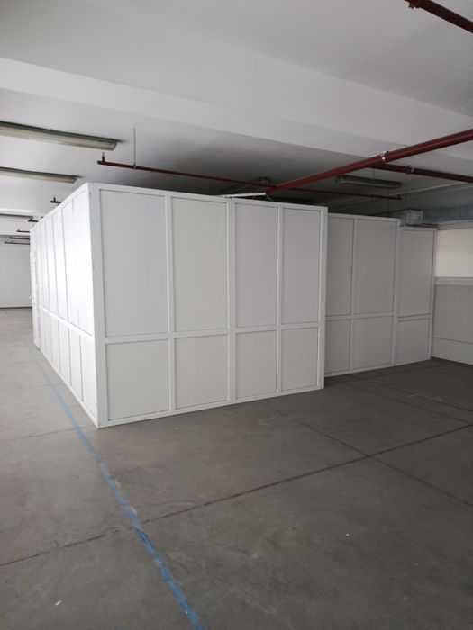 Продам пластиковые перегородки и одну дверь в отличном состоянии!