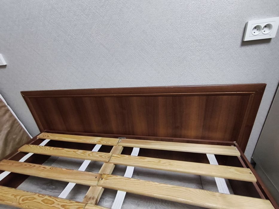 Продаю кровать без матраса