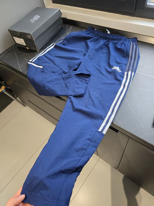 Pantaloni de trening Adidas de fâș L