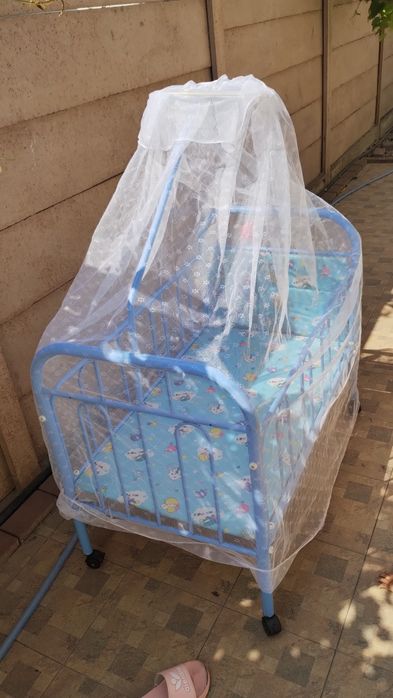 Vand pătuț nu a fost folosit deloc încă are folia pe laterale ,