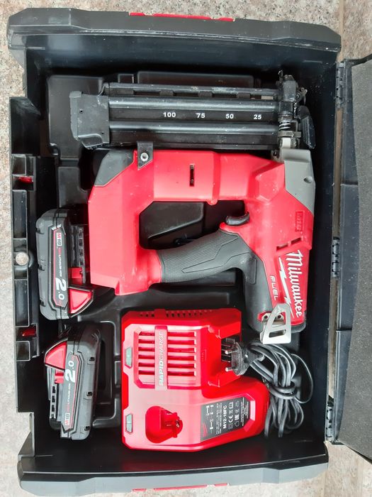 Milwaukee pistol de cuie pe acumulatori.