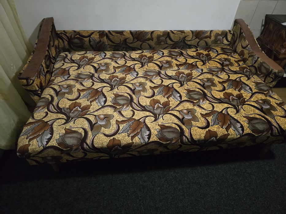 Canapea extensibilă! Pret 200 lei.