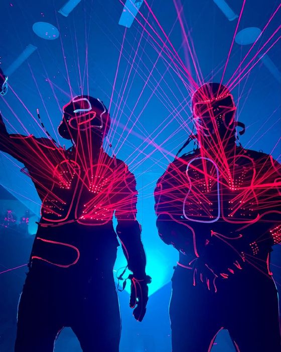 Lazer neon kostyum sotiladi