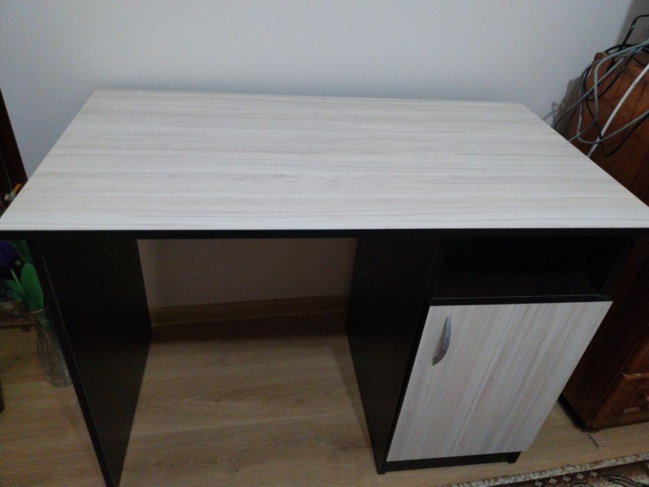 Запазено бюро със шкаф