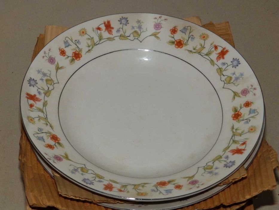 Порцеланови чинии, различни цени