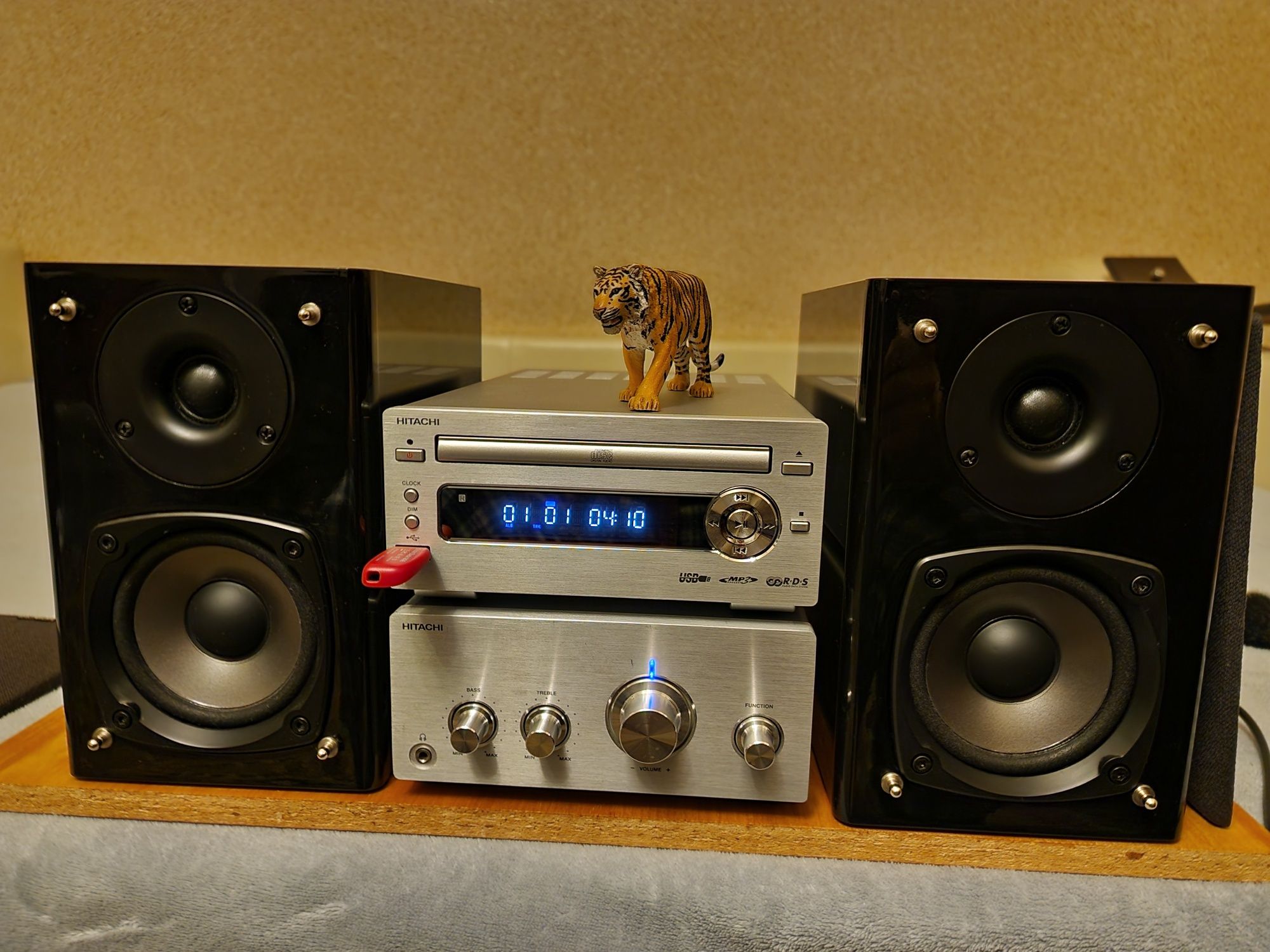 Hitachi AX-M649E. Premium audio system. Operă de artă. Impecabil !
