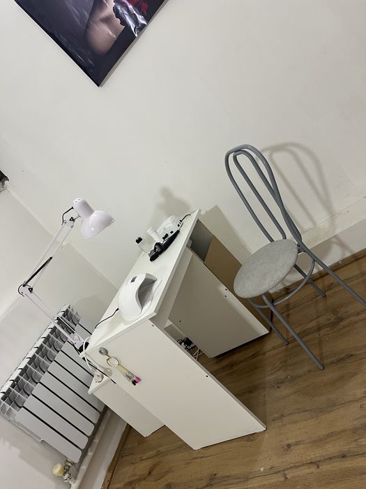 Маникюрный стол и стулья