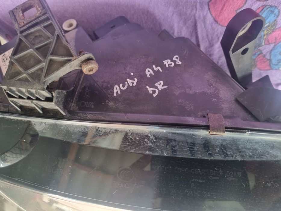 far dreapta audi A4 B8 fără  xenon