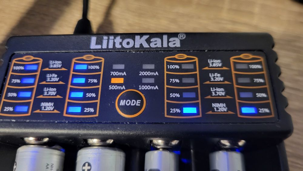 Зарядно LiitoKala Lii-402 – универсално, бързо и надеждно