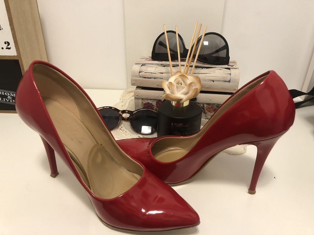 Елегантни червени обувки