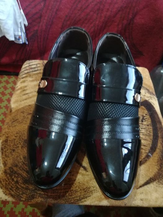 Vand pantofi noi