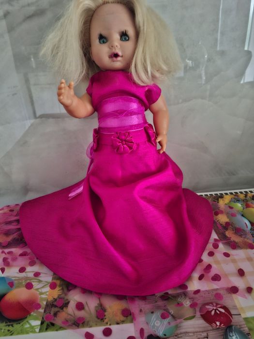 Papusa blonda 45 cm imbracata în rochie roz