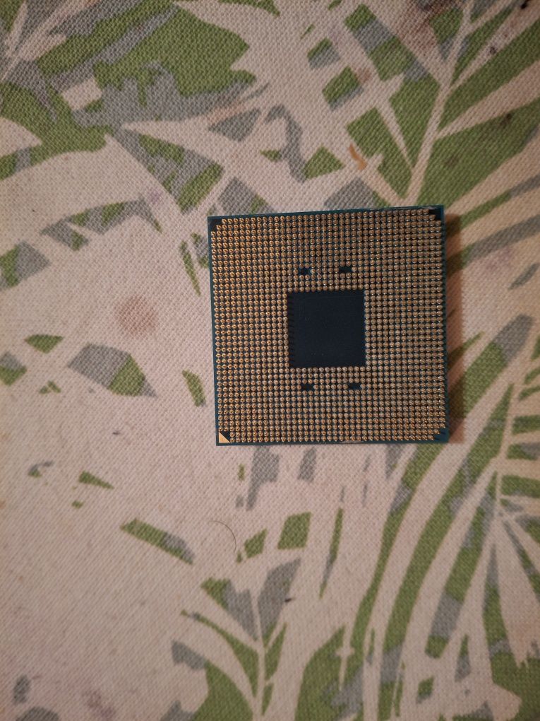 Vând procesor ryzen 5 2600x full box