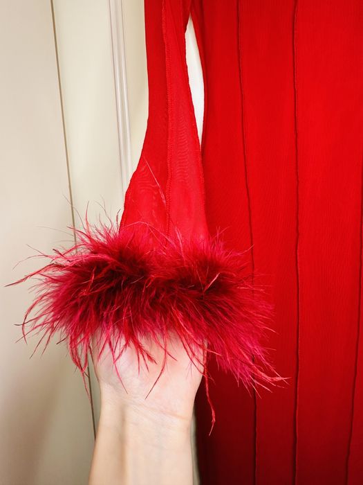 Rochie roșie superbă cu pene