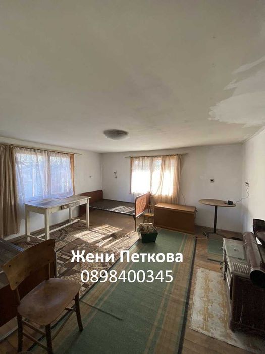 Къща с дворно място в с. Драгомир, в полите на Средна Гора