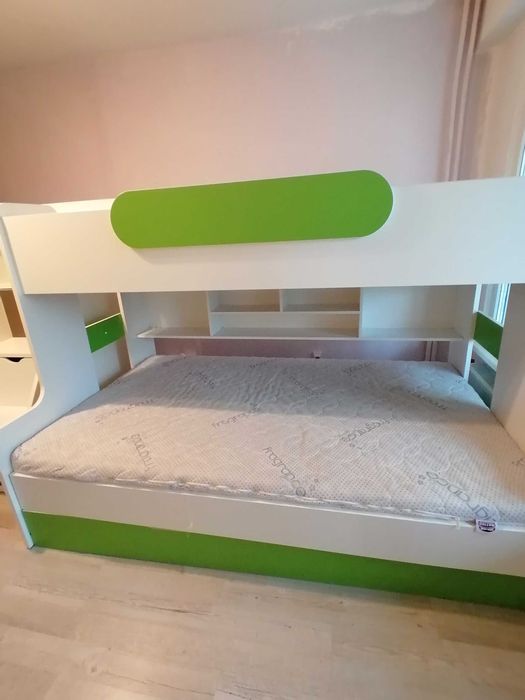 Продавам двуетажно легло