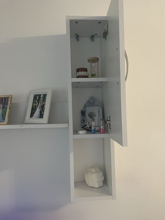 Vand comoda living cu rafturi suspendate