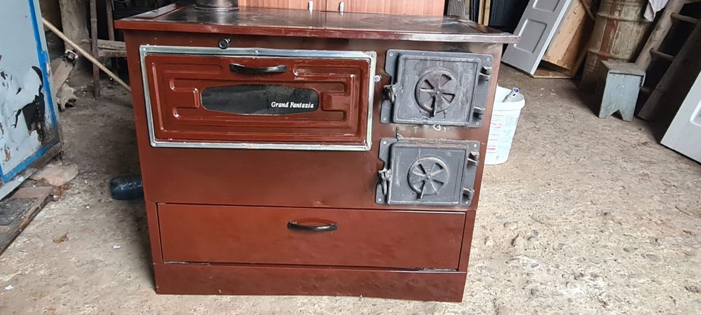 Vând cuptor pe lemne