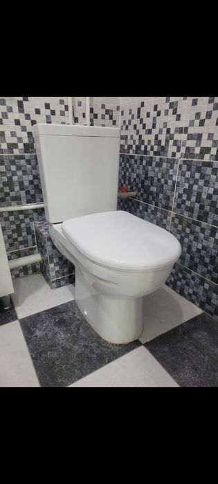 Унитаз,  раквина айнасымен