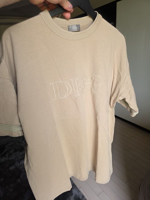 Dior × Stone Island – Бродирана тениска, пясъчен цвят (L)