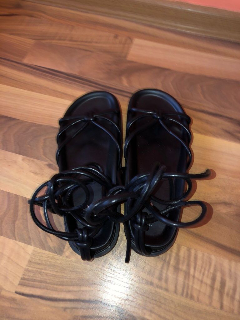 Sandale cu șiret pe picioar