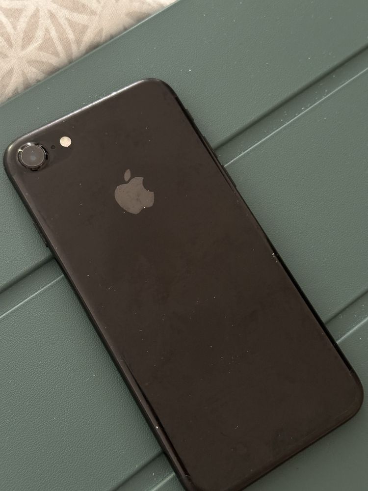 Продаю Iphone 7