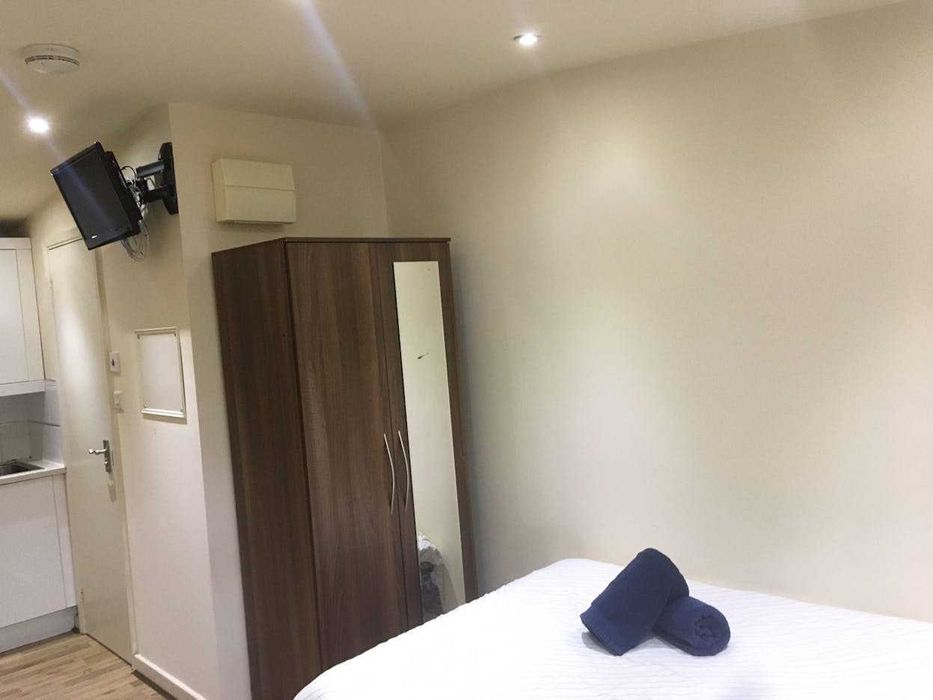 Închiriez Garsonieră