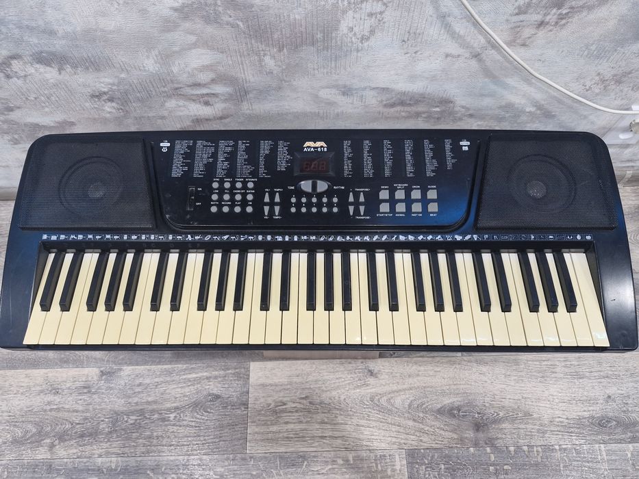 Продам синтезатор AVA-618