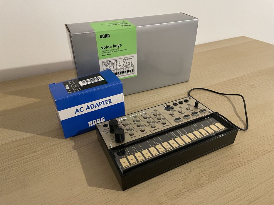 Korg Volca Keys аналогов синтезатор + захранване – отлично състояние