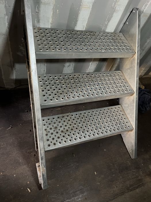 Метални стъпала