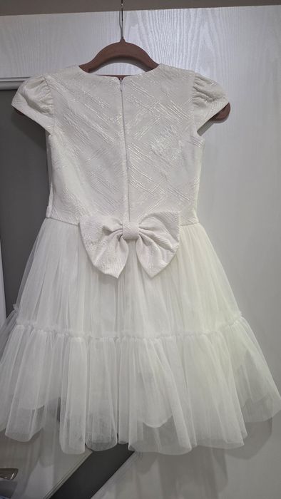 Продавам официална рокличка 9г