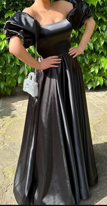 Черна рокля от висококачествен сатен