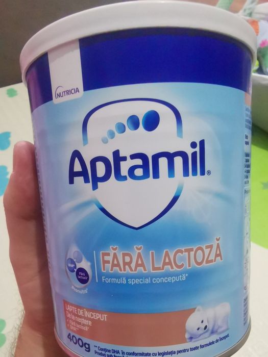 Vand o cutie de Aptamil fără lactoză, lapte de început