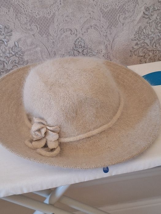 Palarie  de  dama  din  lána