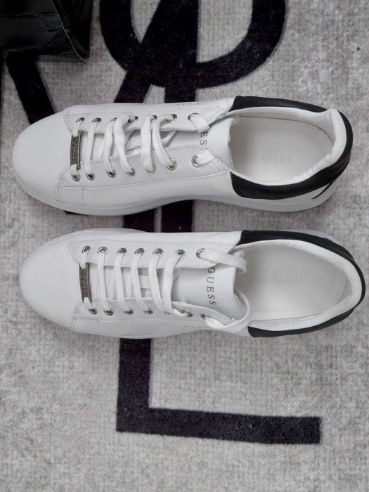 Vand Adidasi Guess Noi, Nepurtati.