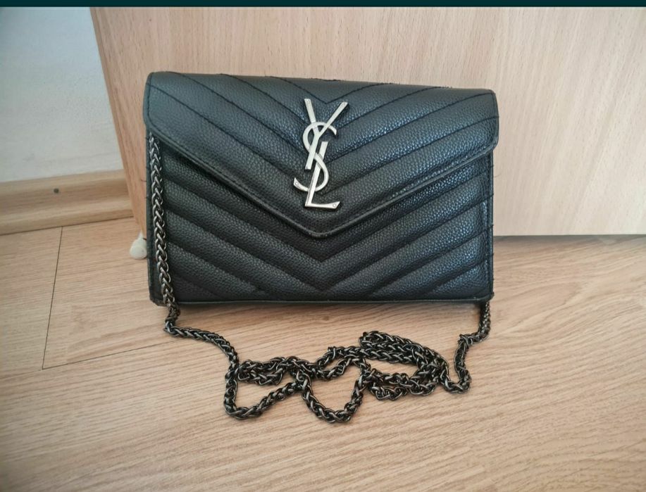 Poseta Yves Saint Laurent