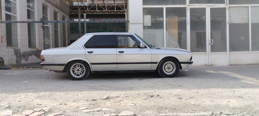 bmw 5m 28 sotiladi