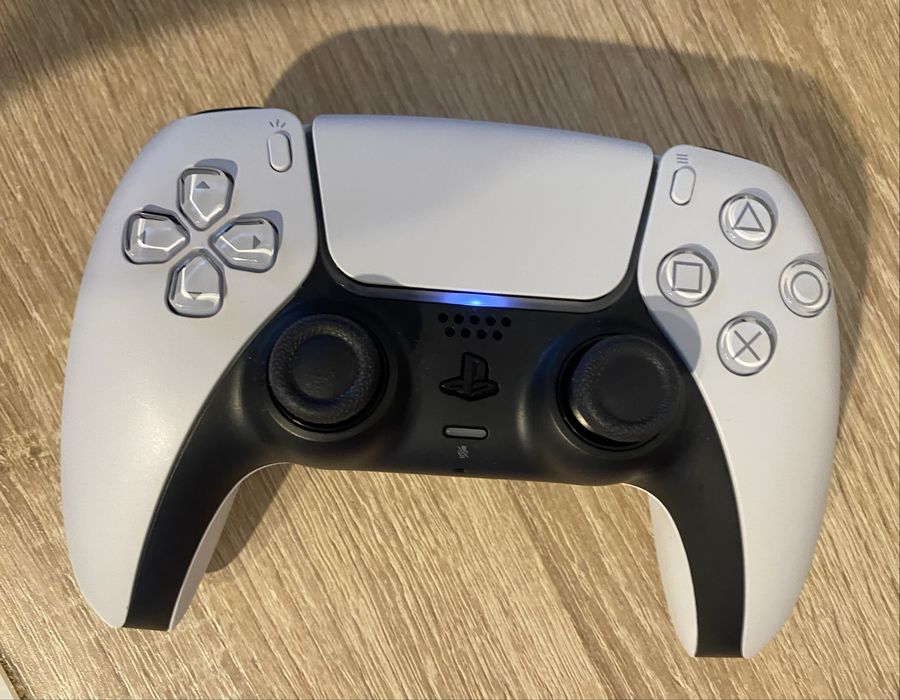 Consola PS5 varianta cu disc plus gamepad la cutie